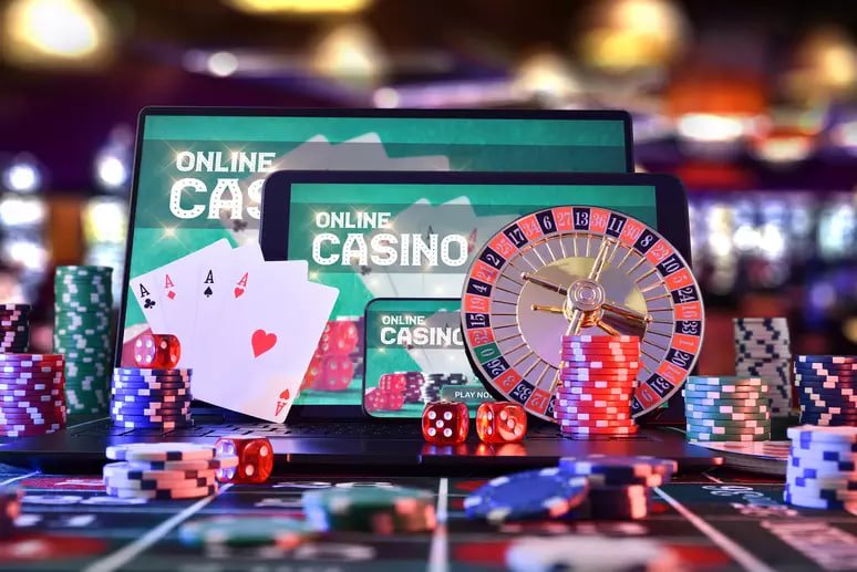 Pengguna bermain Live Casino melalui perangkat mobile dengan antarmuka ramah pengguna